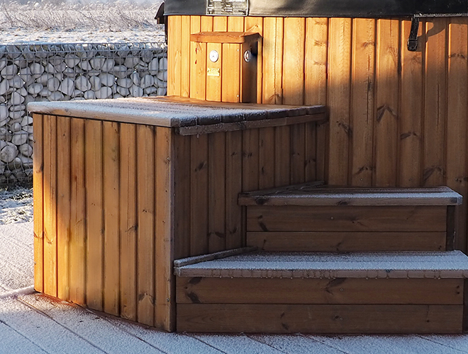 Drewniany podest i schodki do balii jacuzzi