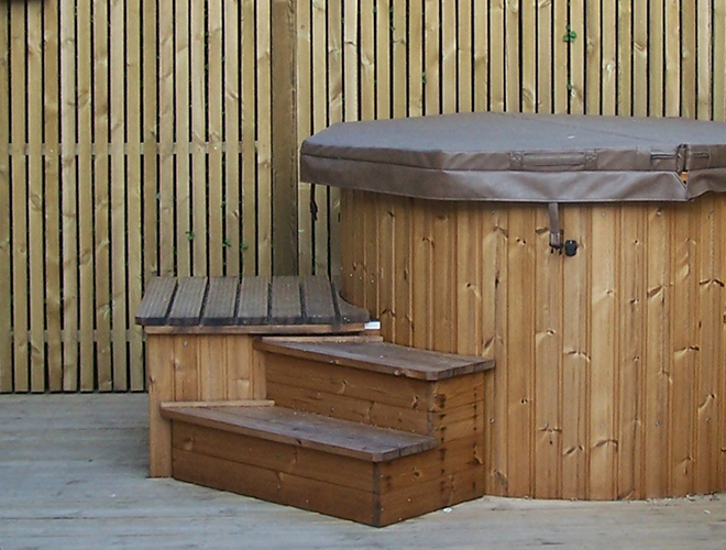 Pokrywa winylowa na drewnianej balii z hydromasażem