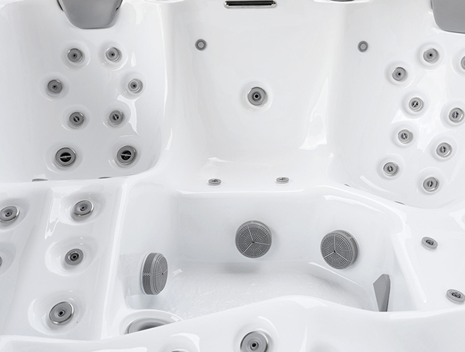 Dysze masujące i leżanka w wannie zewnętrznej