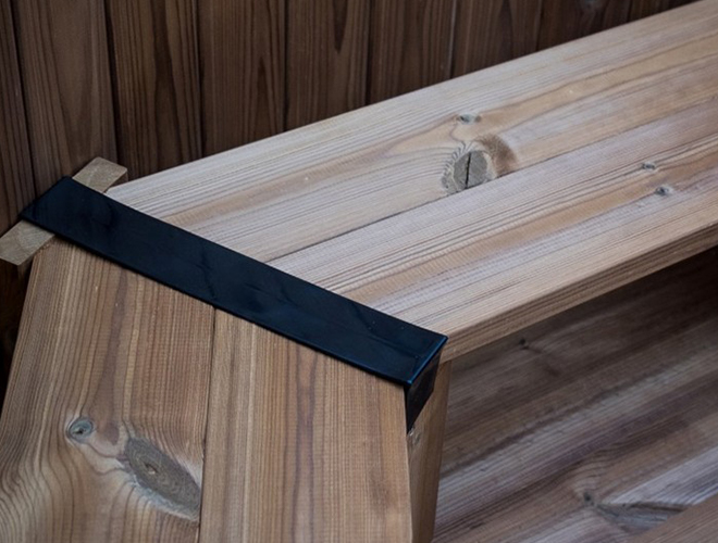 Ławeczki wewnętrzne w drewnianej balii kąpielowej