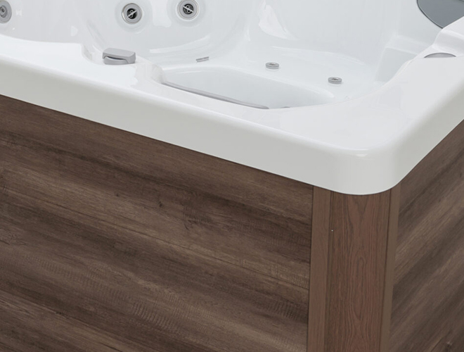 Obudowa w kolorze dębu i biały akryl w wannie ogrodowej