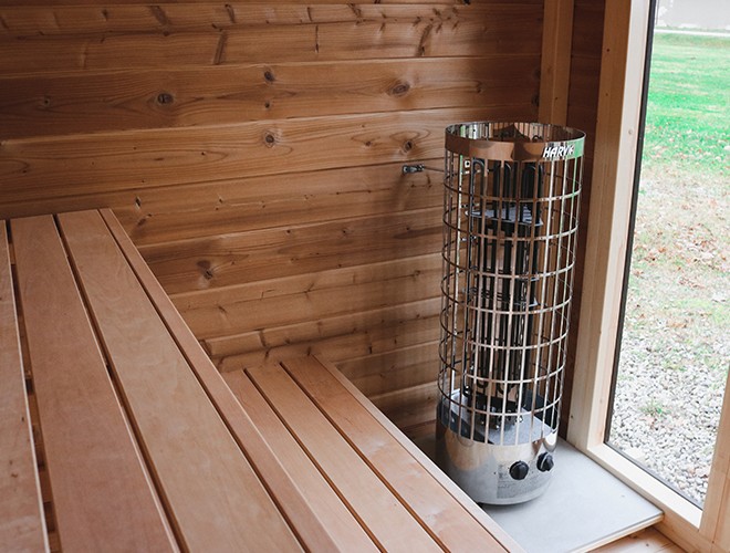 Piec w drewnianej saunie w ogrodzie