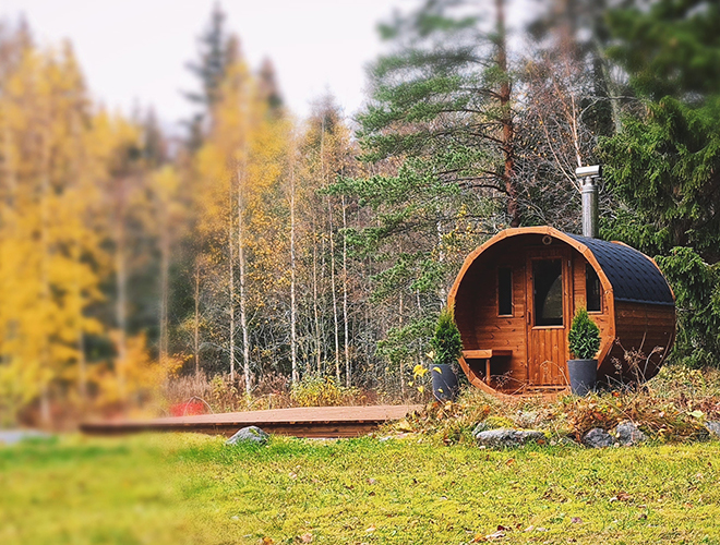Sauna beczka w jesiennym lesie