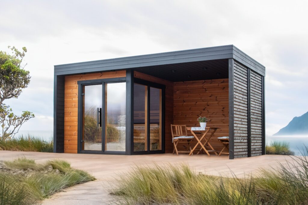 sauna ogrodowa 4-osobowa z dużym przeszkleniem i z otwartą strefą relaksu