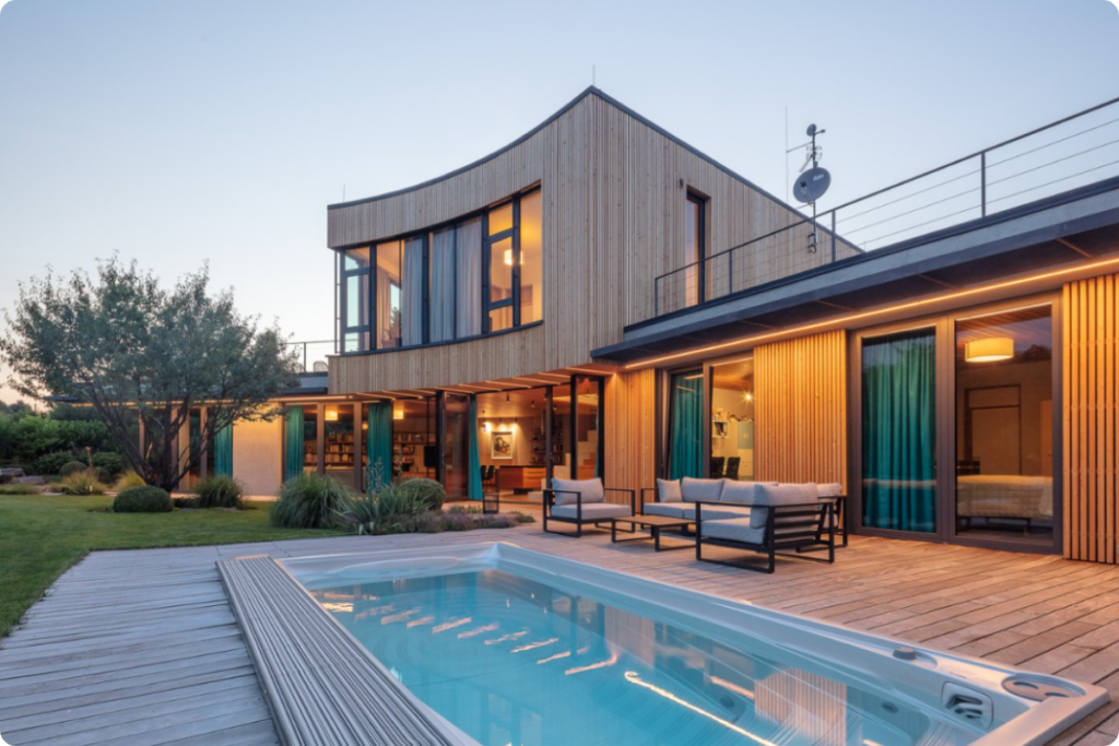 Nowoczesne Swim Spa ScandiSpa na tarasie przy luksusowym domu